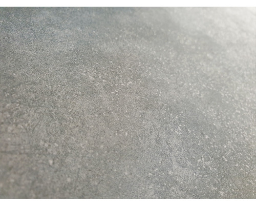 Nahaufnahme einer grauen Feinsteinzeugfliese mit matter Oberfläche