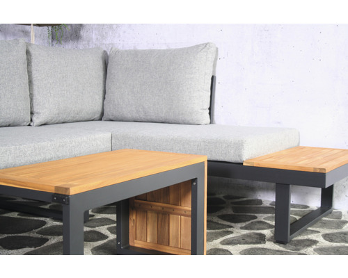 Gartenszene mit Lounge-Ecke und Couchtischen aus Aluminium und Holz