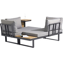 Gartenlounge mit Metallgestell, Auflagen und Holztischen