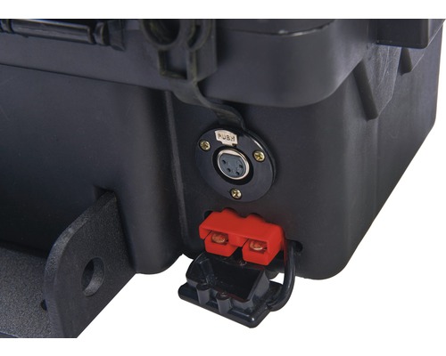 Detailansicht einer tragbaren Batteriebox mit Anschlüssen