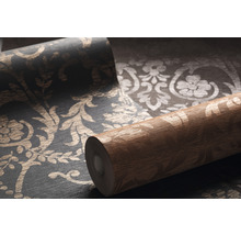 Tapetenrolle mit floralem Muster