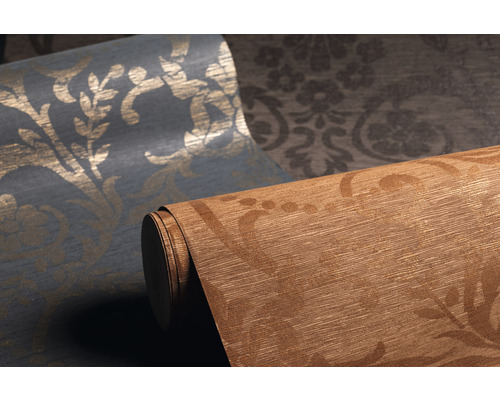 Rollen gemusterter Tapeten mit floralen Motiven
