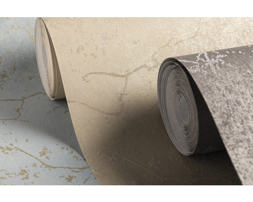 Drei Tapetenrollen mit unterschiedlichen Mustern