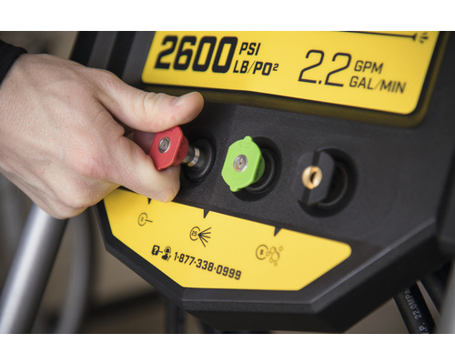 Nahaufnahme eines Hochdruckreinigers im Einsatz mit verschiedenen Düsenaufsätzen