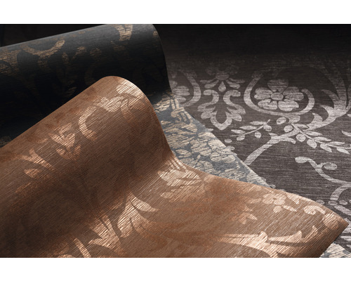 Verschiedene Tapetenrollen mit floralen Mustern