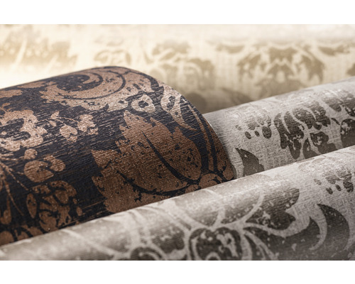 Rollen mit gemusterten Tapeten