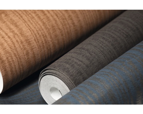 Nahaufnahme von drei Tapetenrollen mit Holzstruktur