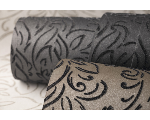 Nahaufnahme von Tapetenrollen mit floralem Muster