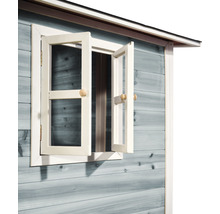 Detailansicht eines Holzgartenhauses mit offenem Fenster
