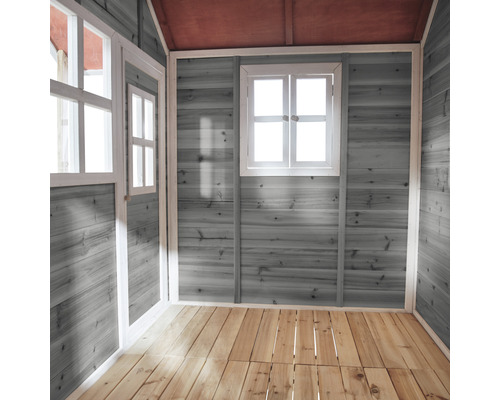 Innenansicht eines Holzspielhauses mit Fenster und Holzboden