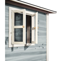 Detailansicht eines geöffneten Fensters an einem Gartenhaus