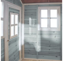 Innenansicht eines Kinderspielhauses mit Fenster und Tür aus Holz