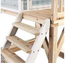 Detailaufnahme einer Holzleiter an einem Spielhaus für Kinder