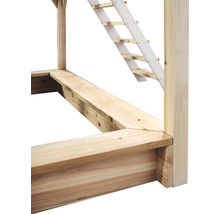 Detailansicht eines Spielturms aus Holz mit Leiter.