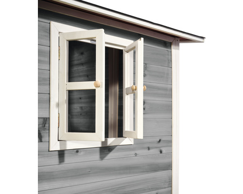 Detailansicht eines Holzgartenhauses mit geöffnetem Fenster