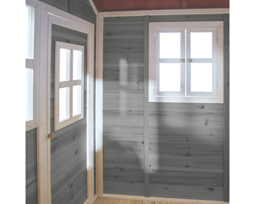 Innenansicht eines Spielhauses mit Holzverkleidung, Fenster und Tür