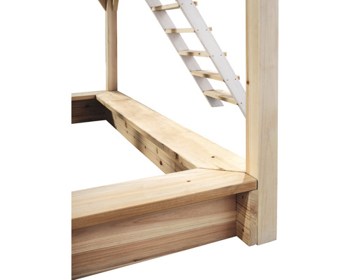 Detailansicht eines Holzspielturms mit Leiter und Sandkasten