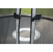 Detailaufnahme des Verschlusses eines Trampolinnetzes