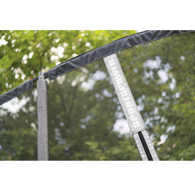 Detailaufnahme eines Trampolinsicherheitsnetzes mit SportsPower Logo