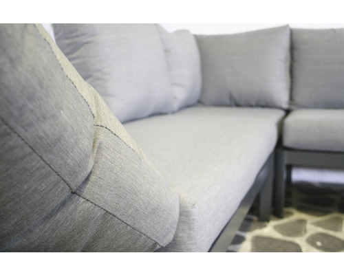 Detailansicht einer grauen Gartensitzgruppe mit Kissen.