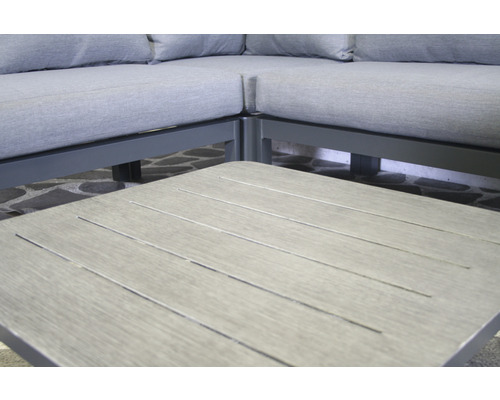 Detailaufnahme einer Terrassengarnitur mit Tisch und Ecksofa mit Polster