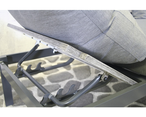 Detailansicht einer Gartenliege mit verstellbarer Rückenlehne und grauem Bezug.