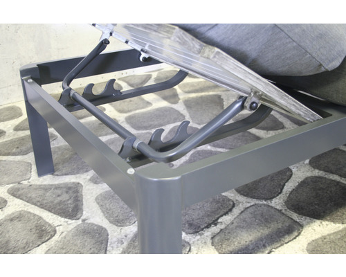 Detailansicht eines Gartenmöbelstücks mit verstellbarer Rückenlehne.