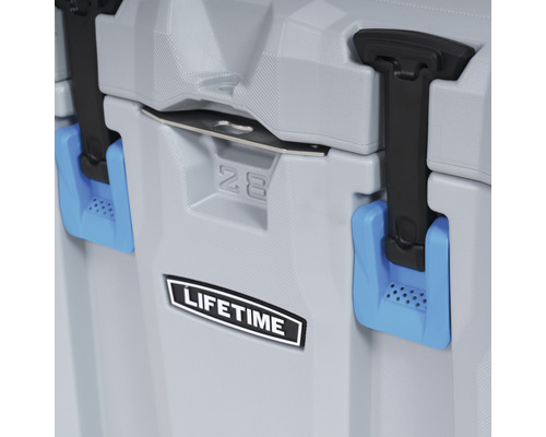 Detailansicht einer grauen Kühlbox mit einem Fassungsvermögen von 28 Litern und dem Lifetime Logo.