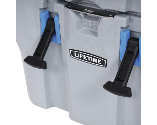 Detailansicht einer Kühlbox mit Verschlusshebeln und Lifetime Logo.