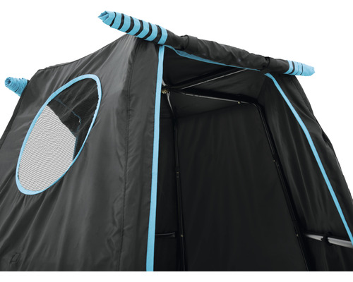 Detailansicht eines schwarzen Kinderspielzeltes mit Fenster