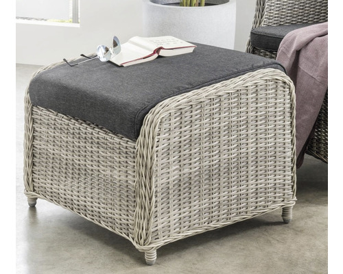 Rattan Hocker mit Sitzkissen und Buch