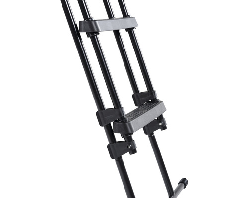 Detailaufnahme der Stufen einer Trittleiter aus Metall.