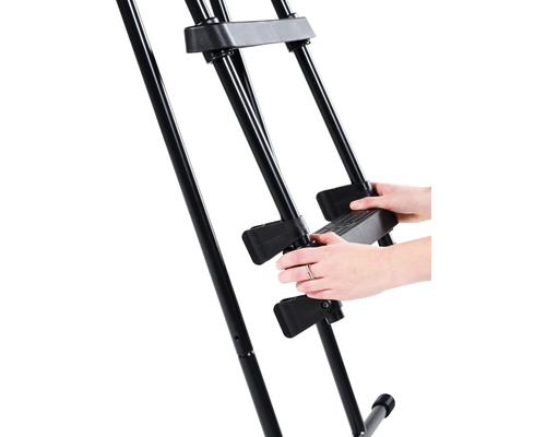 Detailansicht einer Person, die eine Staffelei aus Metall einstellt