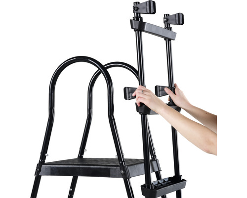 Detailansicht einer schwarzen Trittleiter mit Handgriffen für einen sicheren Halt.