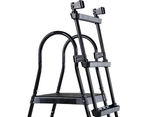 Detailansicht einer schwarzen Trittleiter mit Haltebügel.