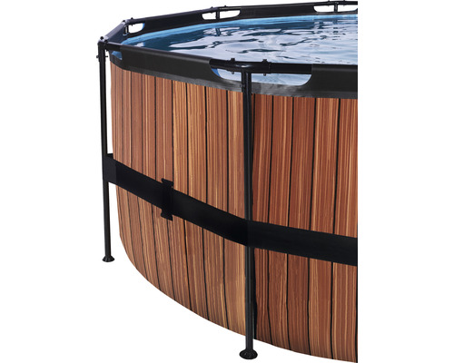 Detailansicht eines runden Pools mit Holzverkleidung und schwarzem Rahmen