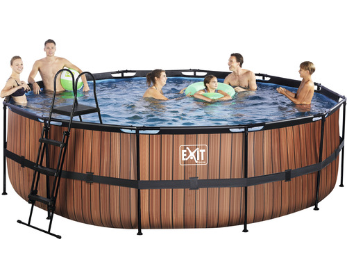 Rundes Aufstellbecken mit Holzverkleidung und Leiter sowie Personen im Wasser