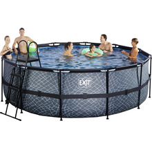 Aufstellpool mit Leiter und badenden Personen