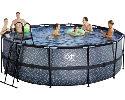 Aufstellpool mit Leiter und badenden Personen