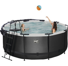 Rundes Schwimmbecken mit Leiter und zwei Personen im Wasser
