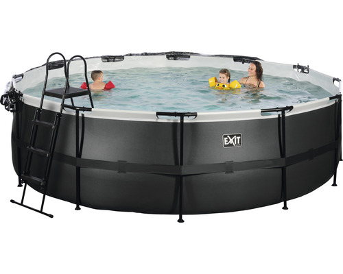 Aufstellpool mit Leiter und Familie im Wasser