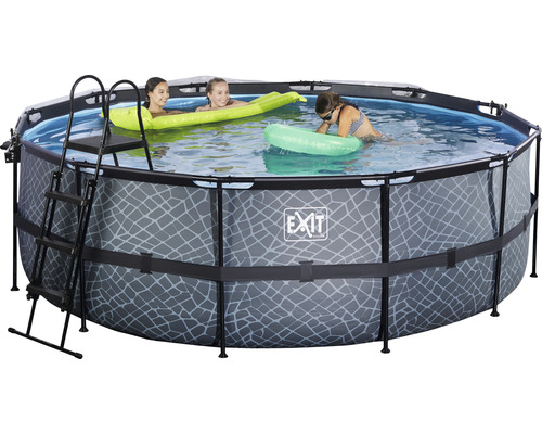Aufstellpool mit Leiter und spielenden Kindern