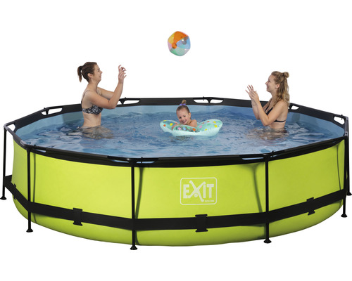 Familie spielt im runden EXIT Schwimmbecken im Garten.