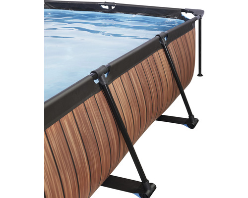 Detailansicht eines Frame-Pools mit Holzoptik und bläulichem Wasser