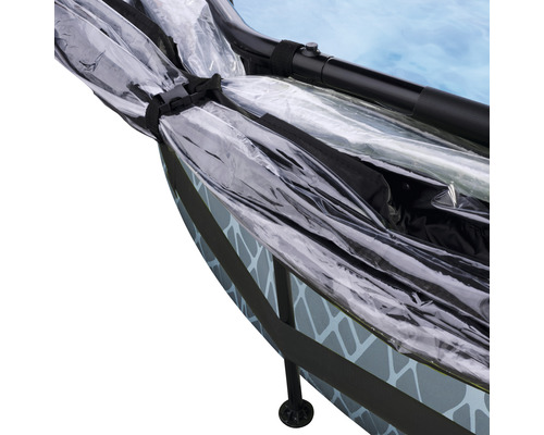 Detailansicht eines Trampolins mit Regenschutz