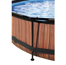 Detailansicht eines Pools mit Holzverkleidung und Stahlrahmen