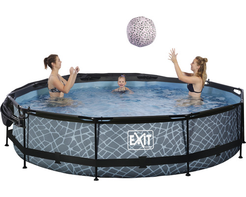 Rundes Aufstellpool mit spielenden Personen und einem Ball in der Luft