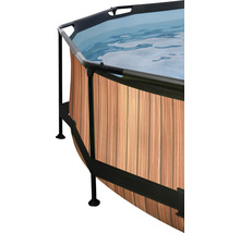 Detailansicht eines Pools mit Holzverkleidung und schwarzem Rahmen
