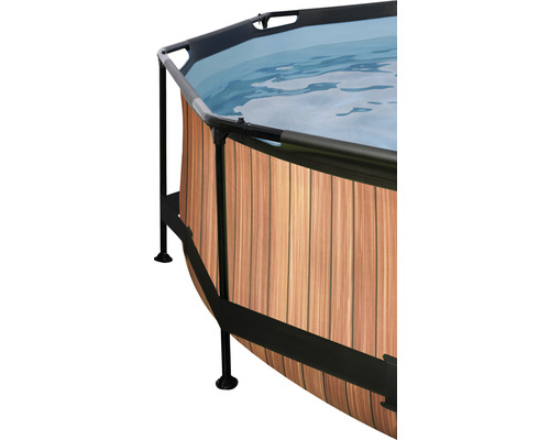 Detailansicht eines Pools mit Holzverkleidung und schwarzem Rahmen