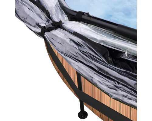 Detailansicht eines mit einer transparenten Plane abgedeckten Badezubers